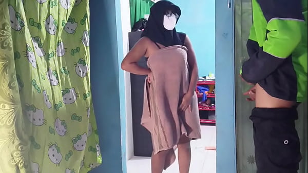 Kepergok Abang Ojol Pas Lagi Mainin Kontol Sambil Masak.