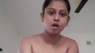 Cewek India Lagi Mainin Bantal Buat Bikin Crot Sendiri