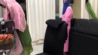 Si Jantan Besar Coli Di Depan Anak Tiri Berhijabnya.