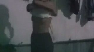Video Pembantu Desi Mandi, Kamera Tersembunyi Colong-goyang Bikin Greget