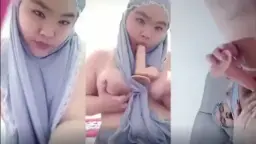 Wanita Mukenah Abu-abu Bugil Colmek, Tubuh Basah Keringetan Mainin Sendiri.