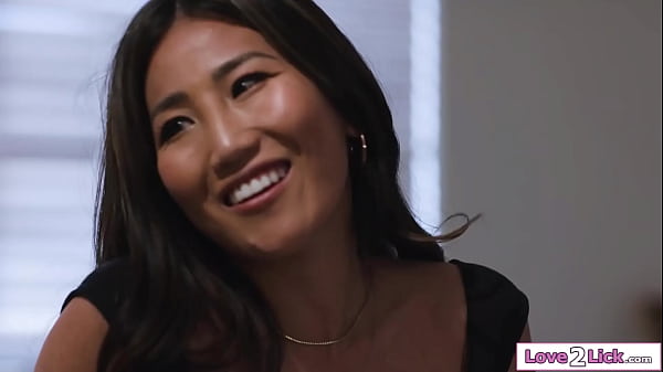 Gue Mau Bikin Kenangan Lesbian Terakhir Di Kamar Lama Lo?