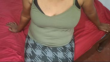 Wanita Asia Lagi Santai Sendirian, Siap Dimanjain Nafsu.