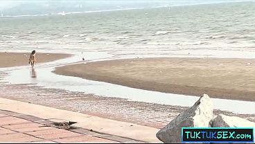 Gadis Thailand Dijemput Di Pantai, Digenjot Habis-habisan Sama Bule Kontol Gede.
