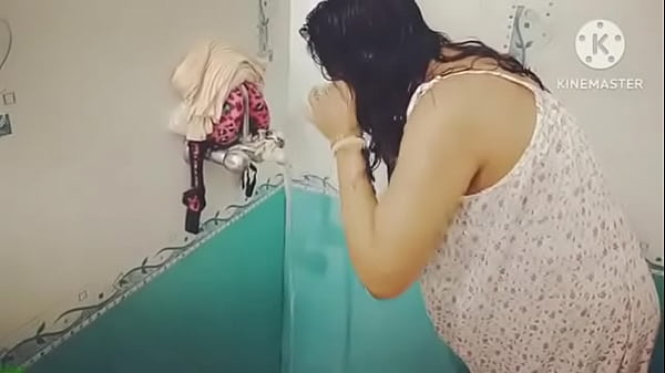 Desi Lagi Mandi, Basah Kuyup, Bikin Ngilu Liatnya.