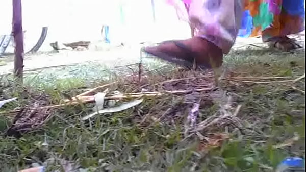 Desi Lagi Ngocok Pipis, Basahin Lantai.