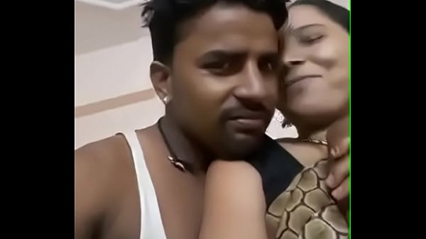Desi Aunty Montok, Toket Gede Ditekan-tekan.