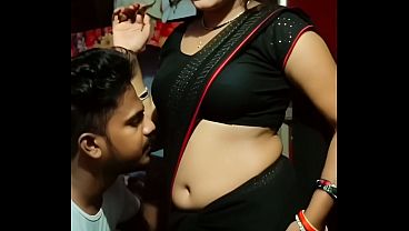 Desi Bhabhi Saree Navel Basah Kena Air Liur, Siap Digaruk