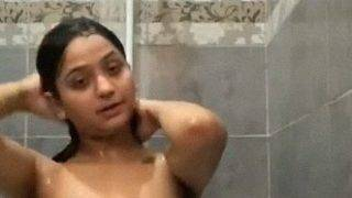 Gadis Remaja Pakistan Mandi, Rekaman Selfie-nya Tersebar Liar, Bikin Panas!
