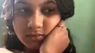Malu-malu Tapi Ngebet, Cewek Desi Telanjang Di Depan Mata