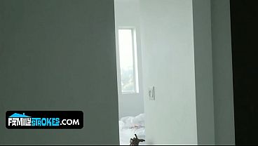 Ibu Tiri Pirang Montok Daisy Stone Dijilat Habis-habisan Sama Adik Tiri Yang Horny.