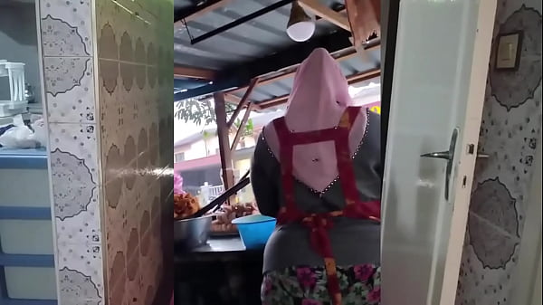 Mamah Montok Berjilbab Siap Digoyang