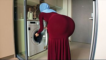 Ibu Tiri Pakai Hijab, Ketahuan Mataku Nakal Lihat Pantat Bulatnya Yang Seksi.
